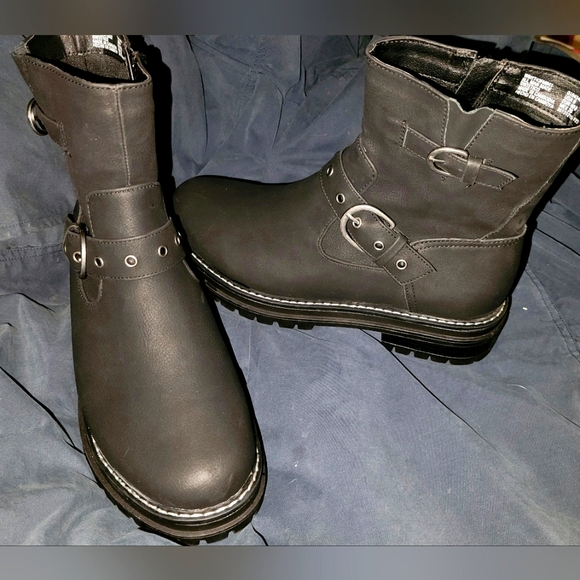 Time and Tru Ladies Boots - Picture 1 of 3
